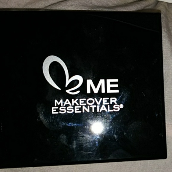 Me makeover essentials eye shadow 🍾 - Picture 3 of 4